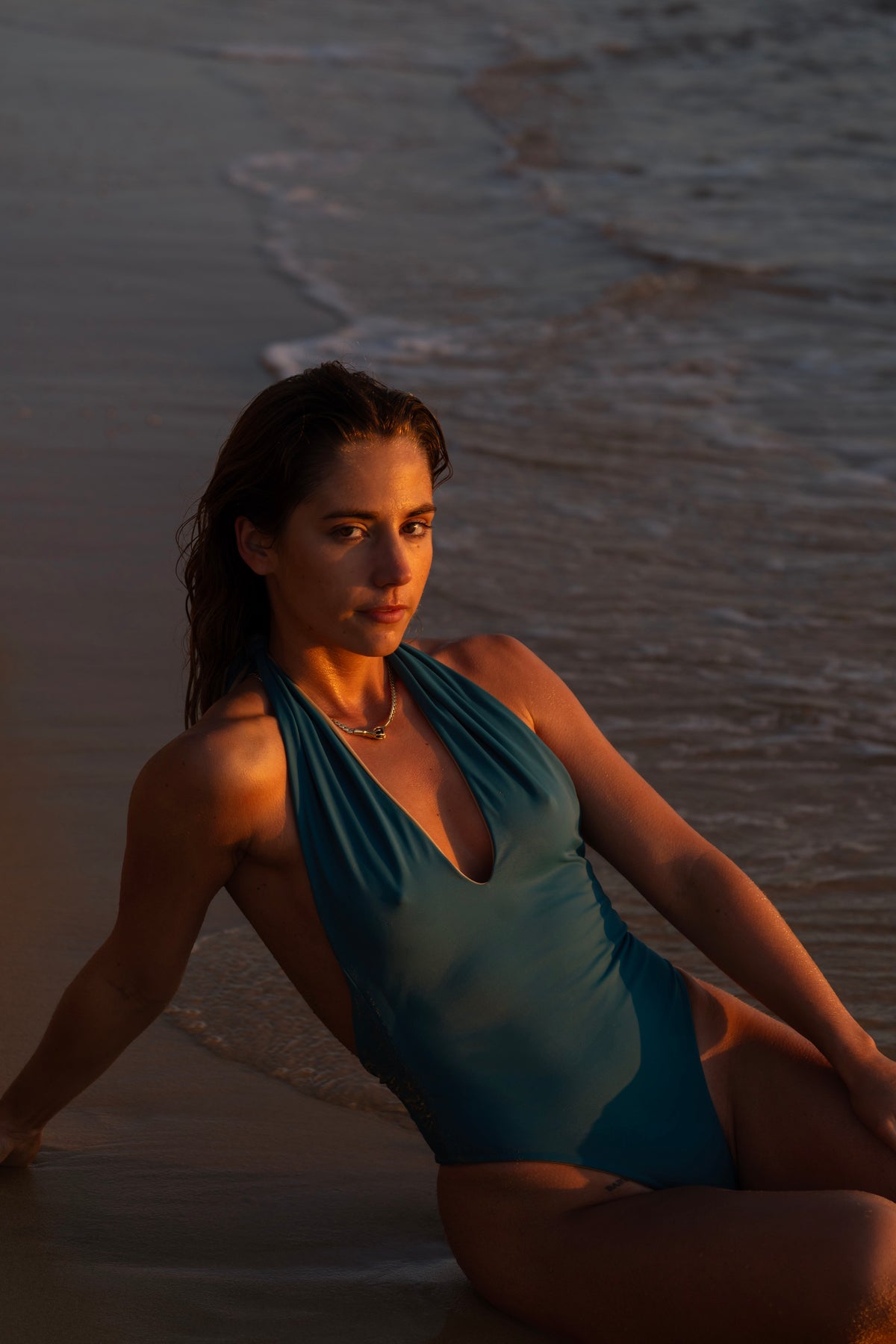 Maillot une pièce réversible Luz, coloris Argi & Zeru : portée de face – PINUA